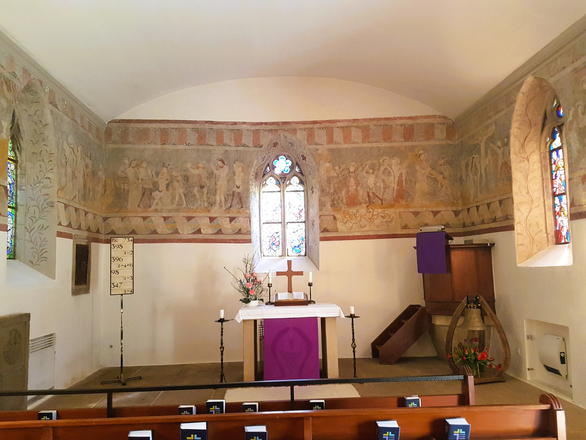 Innenraum der Jakobuskapelle mit Wandfries