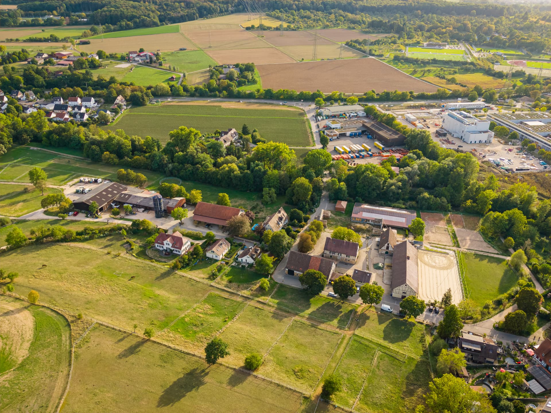 Luftbild des Hofguts Bodelshofen mit Reitplätzen, Hofgebäuden, Weiden und Feldern