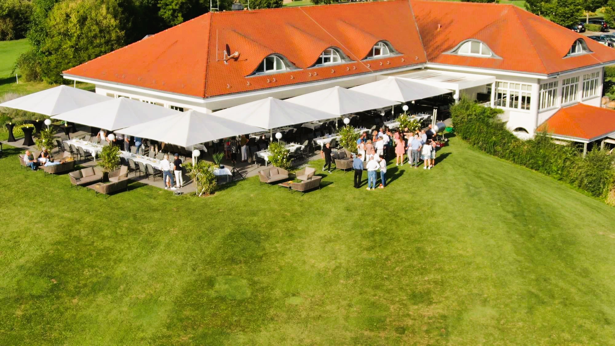 Terrasse am Clubhaus des Golfplatzes