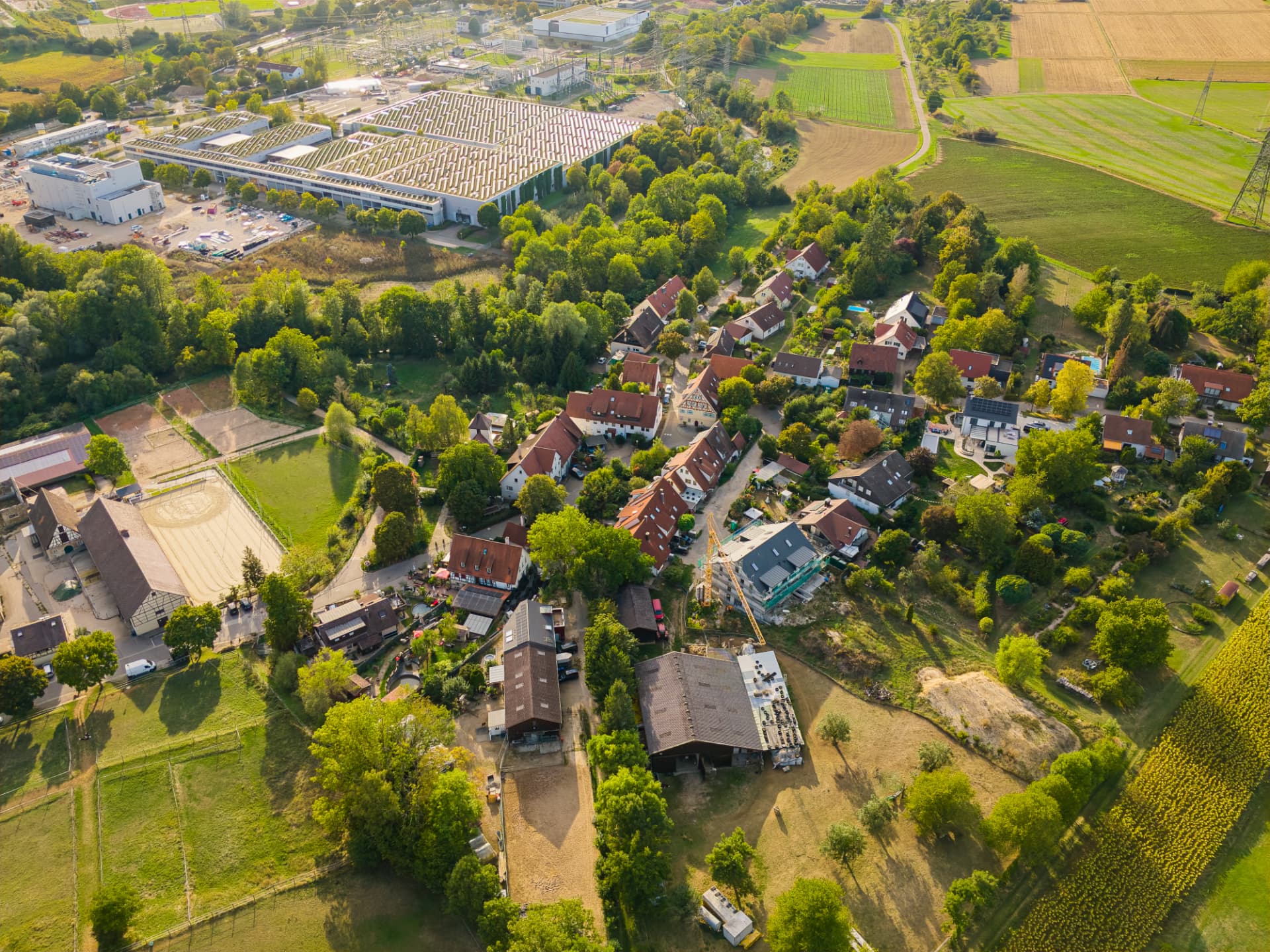 Luftbild von Bodelshofen mit Reitplätzen und Dorfstraße