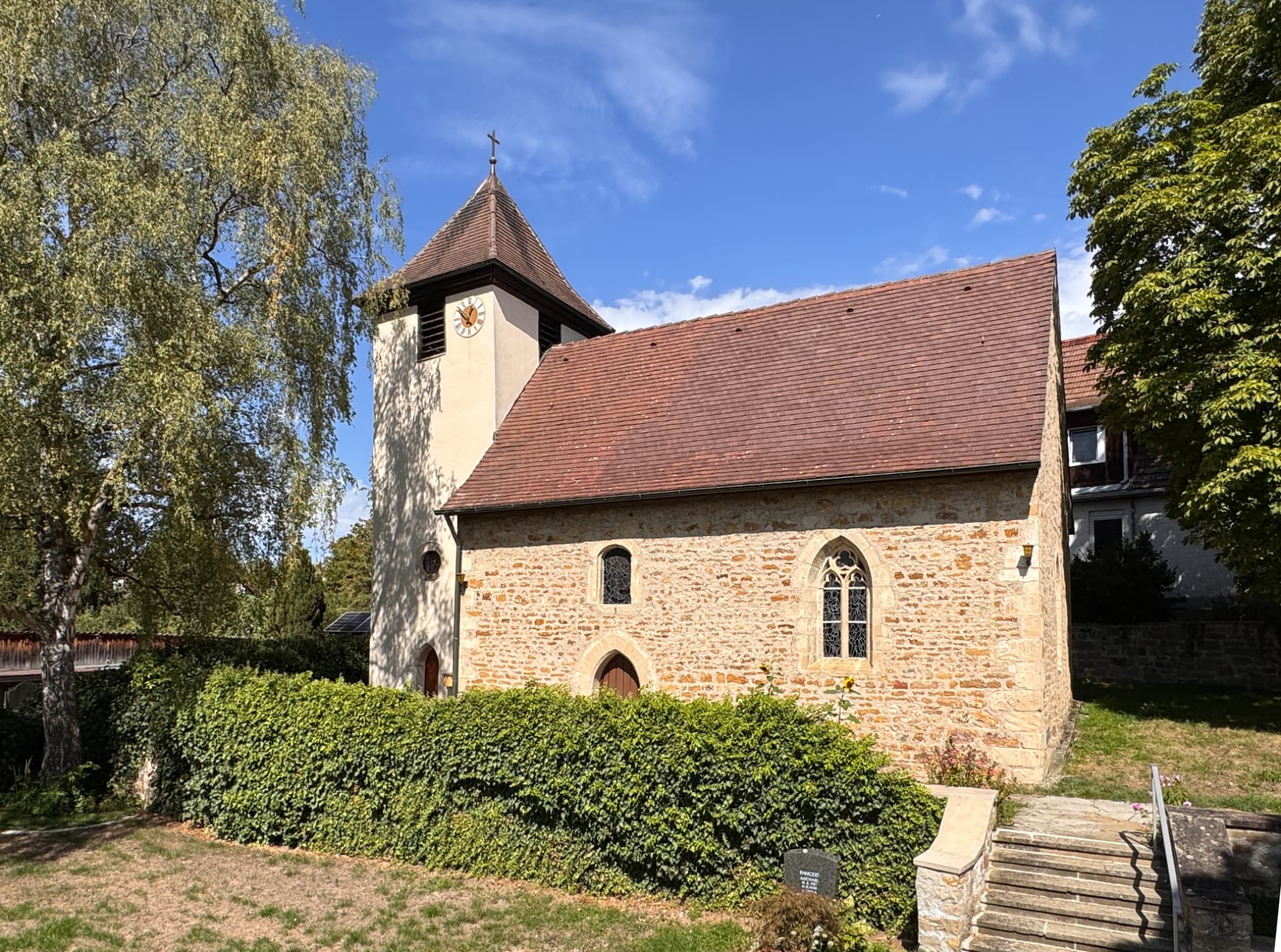 Jakobskapelle in Bodelshofen mit Turmuhr und Sandsteinmauern