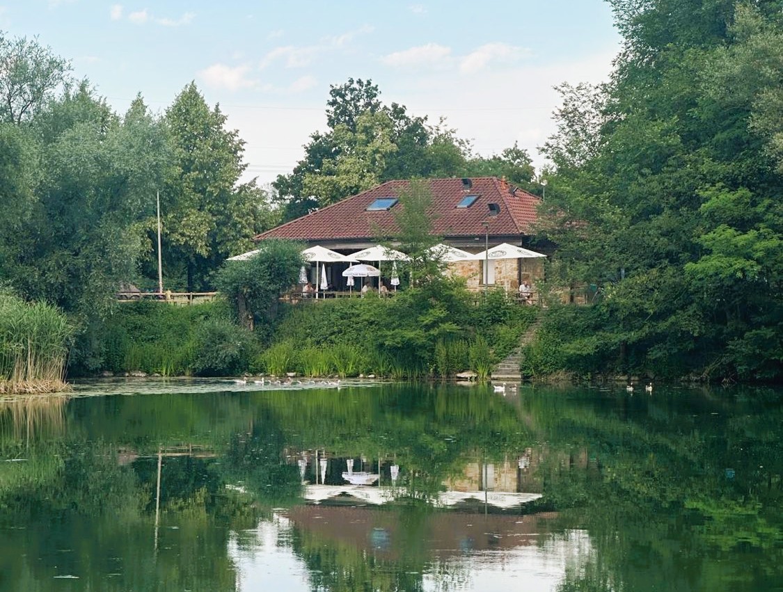 Fischerhütte mit Spiegelung im Wasser