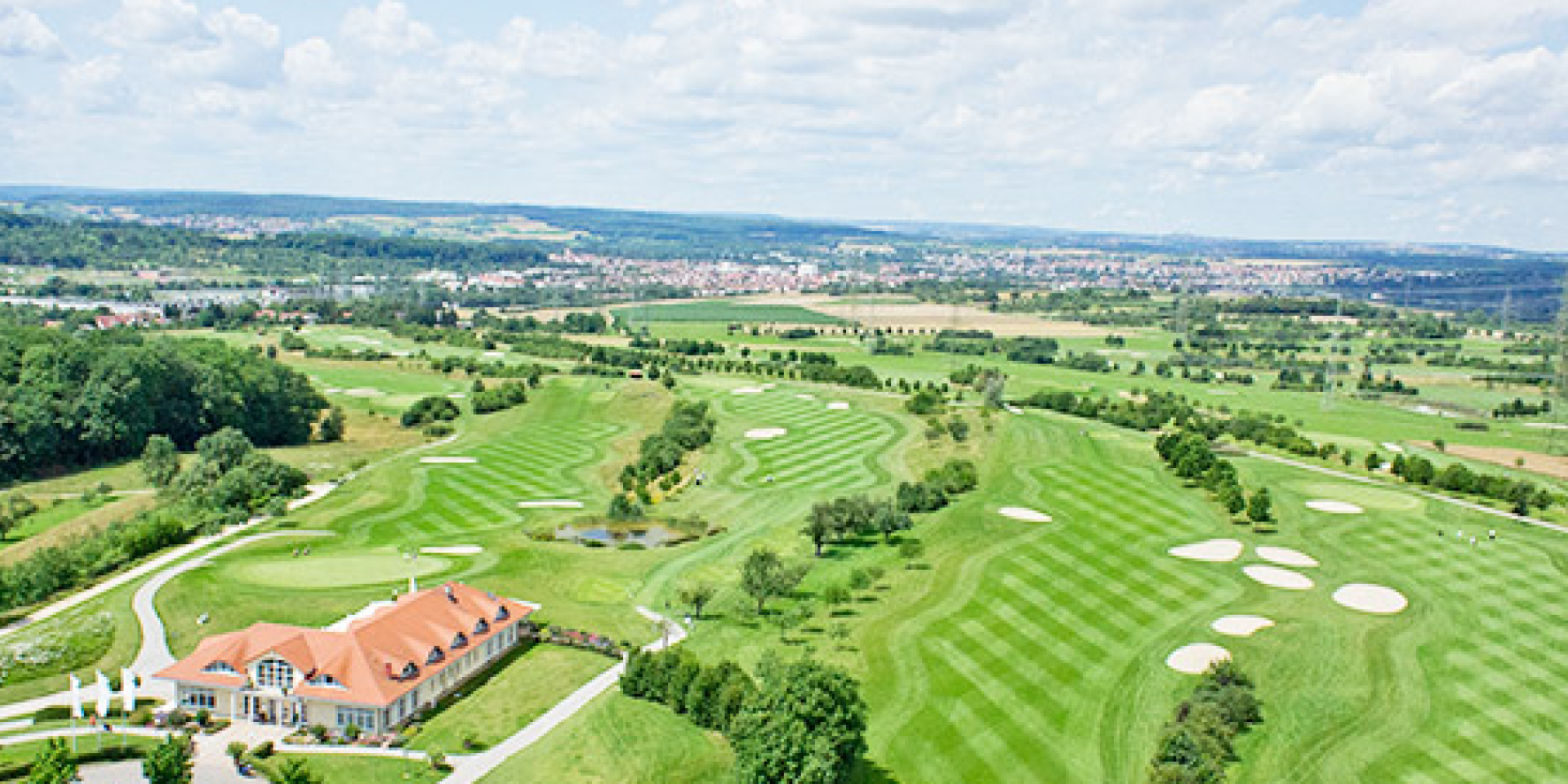 Luftbild vom Clubhaus des Golfplatzes ins Tal bis Stuttgart